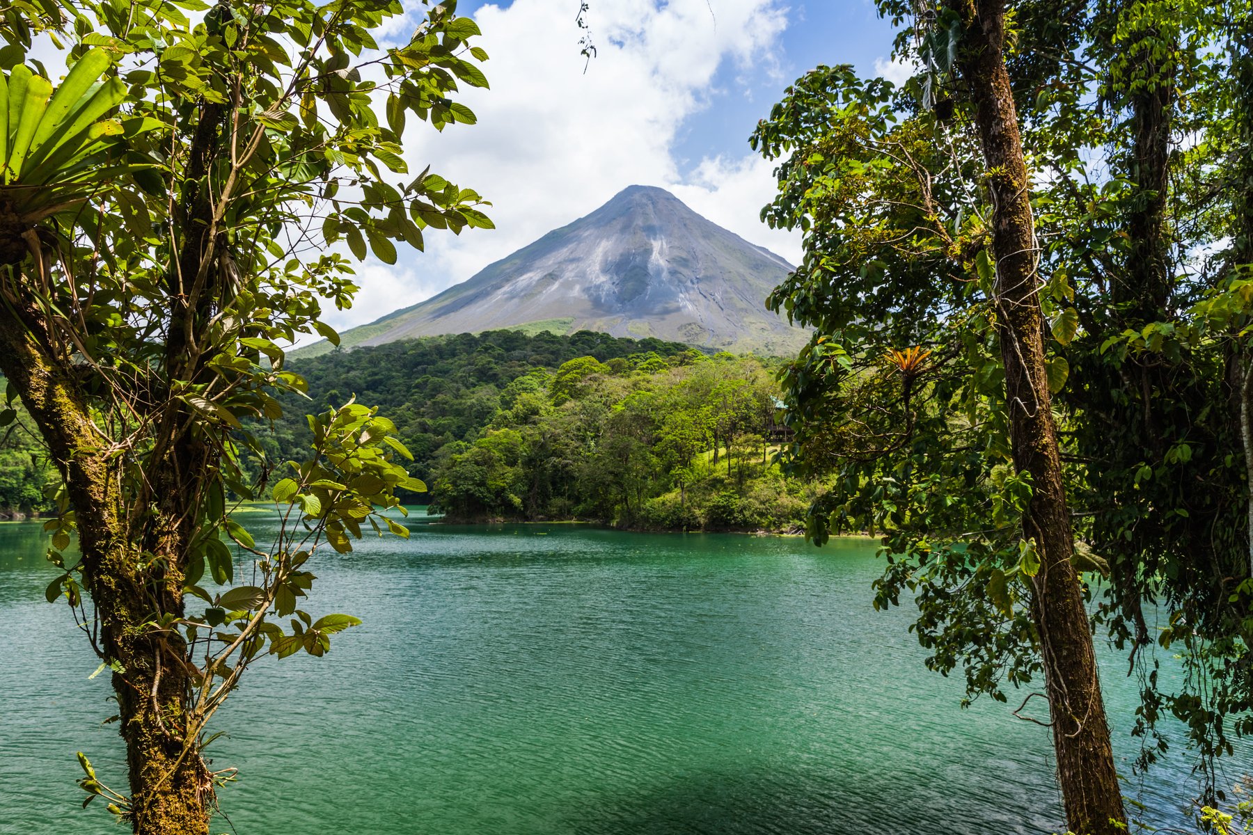 Arenal volcan Costa Rica Parkol Shutterstock