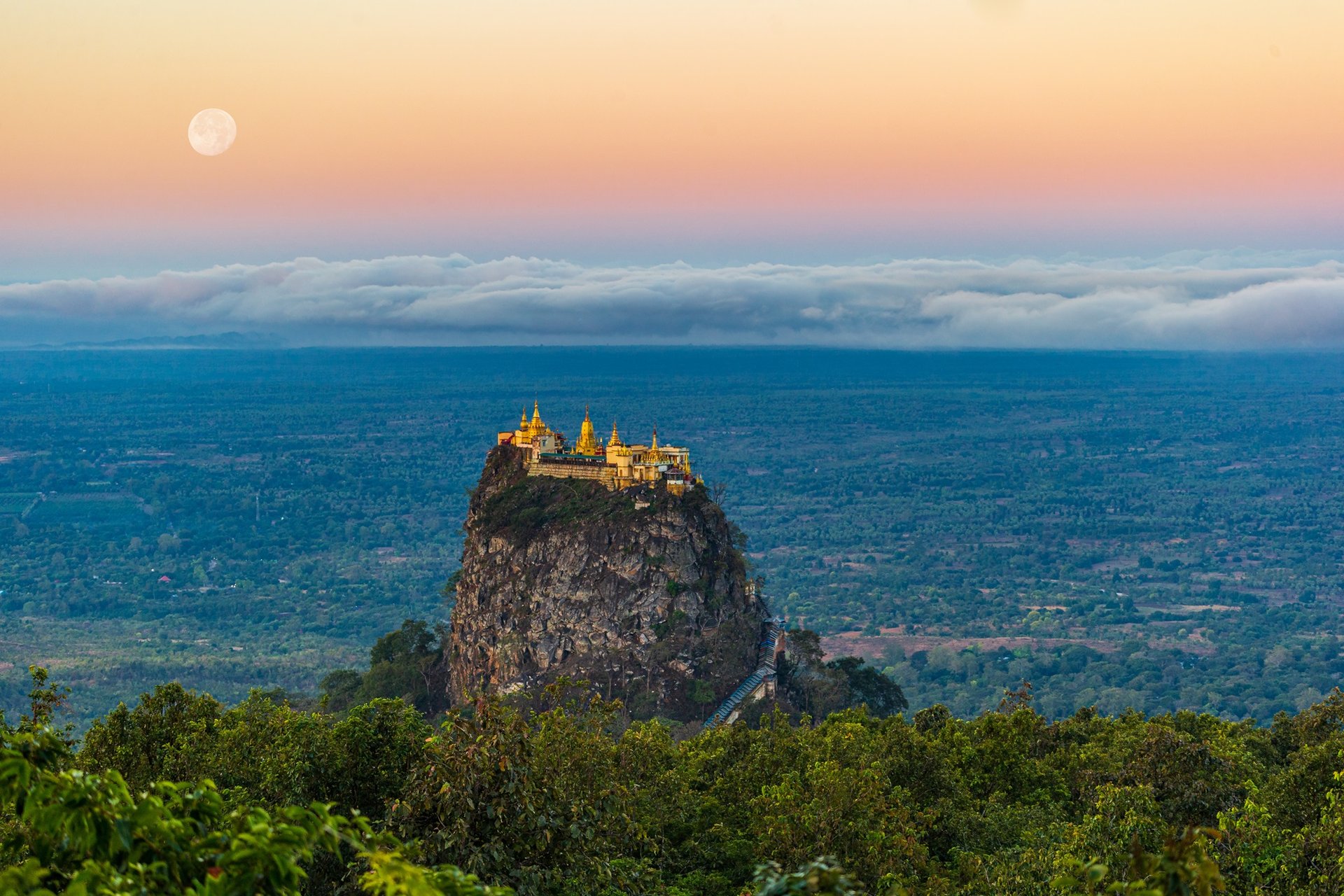 Monastere du Mont Popa en Birmanie