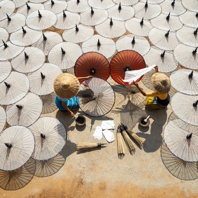 Parapluies blancs en Birmanie