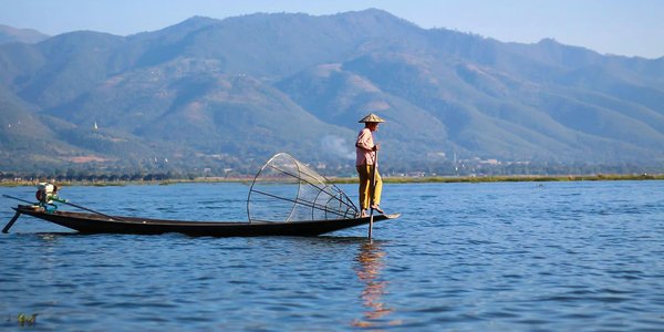 Pecheur sur le lac Inlé en Birmanie