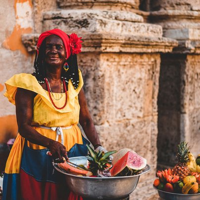 Femme qui vend des fruits en Colombie