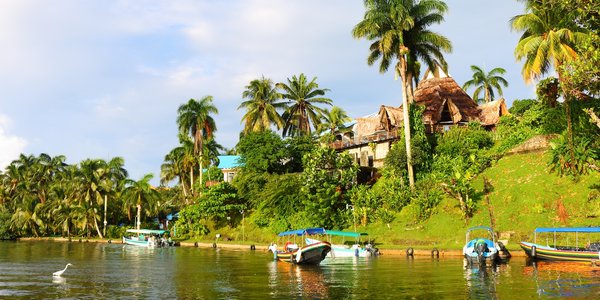 Pirogues sur Rio Dulce au Guatemala