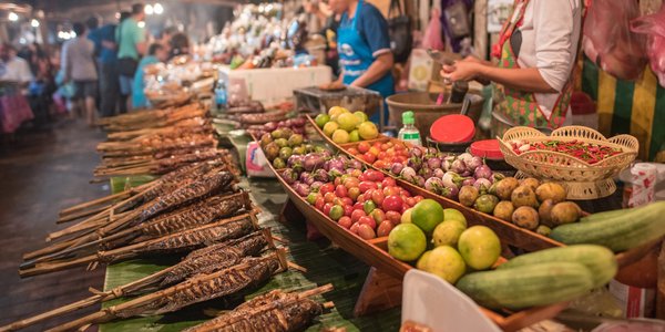 Marche de nuit a Luang Prabang au Laos