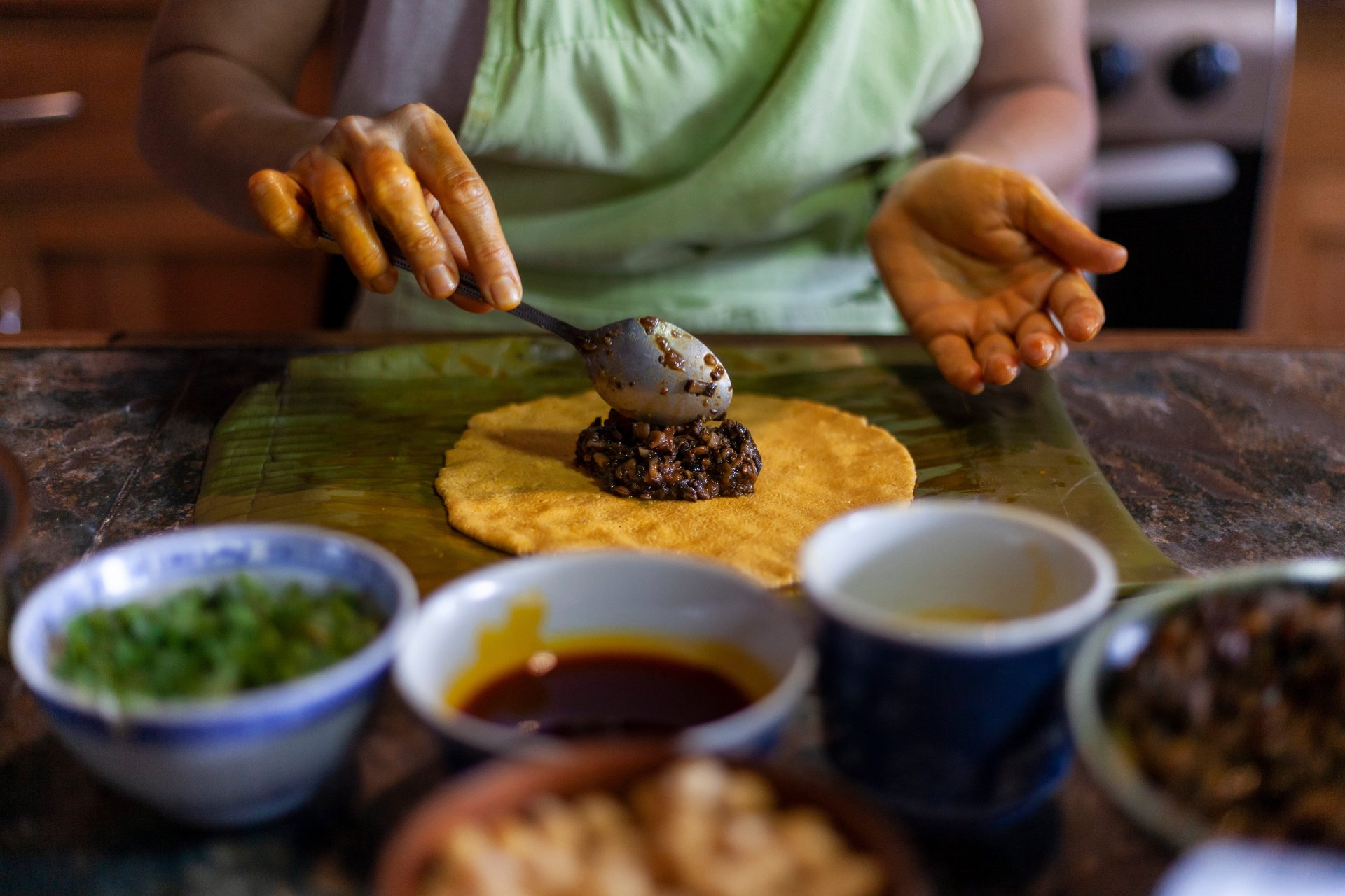 Mains d'une femme préparant des Hallaca Gastron,omie et cuisine Venezuela