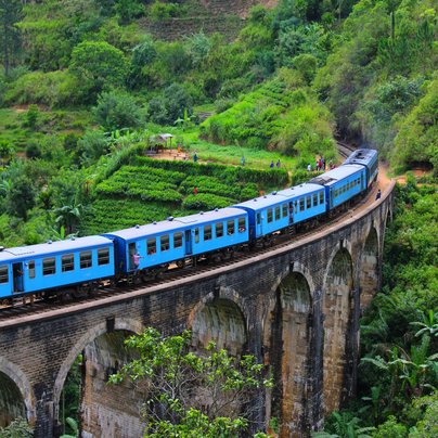 Train Nine Arch Bridge Road au Sri Lanka