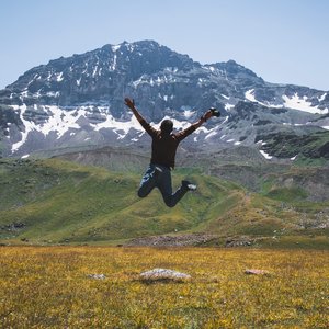 Randonneur sui saute devant le Mont Aragats, Arménie