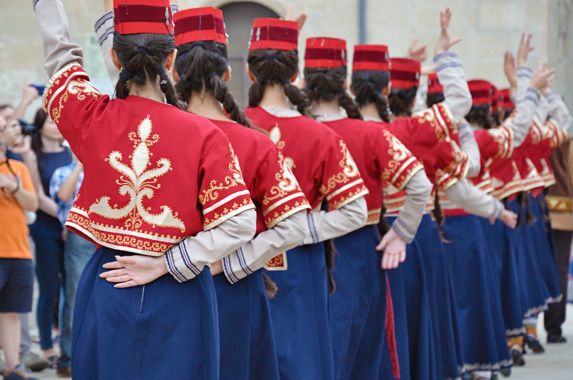 Danseurs en tenues traditionnelles arméniennes, Arménie