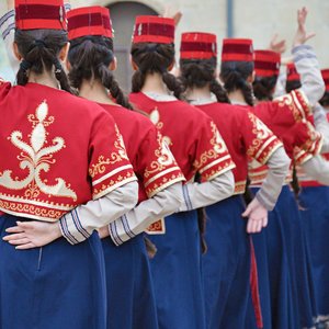 Danseurs en tenues traditionnelles arméniennes, Arménie
