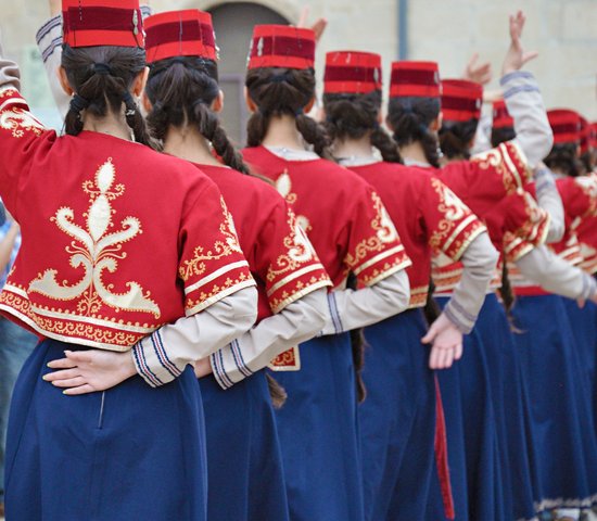 Danseurs en tenues traditionnelles arméniennes, Arménie