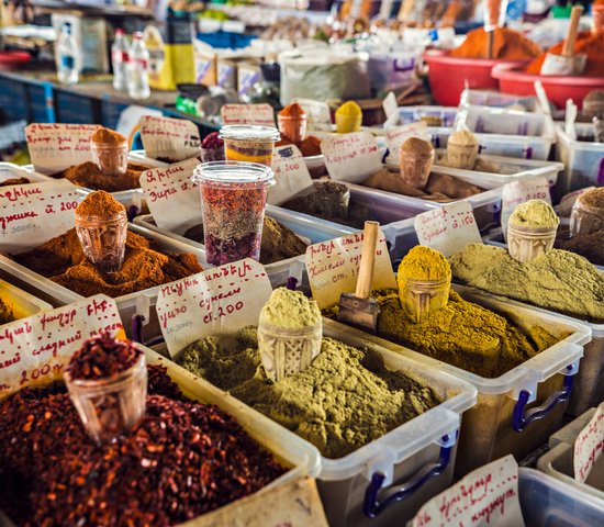 Tas d'épices exposées dans un marché à Erevan, Arménie