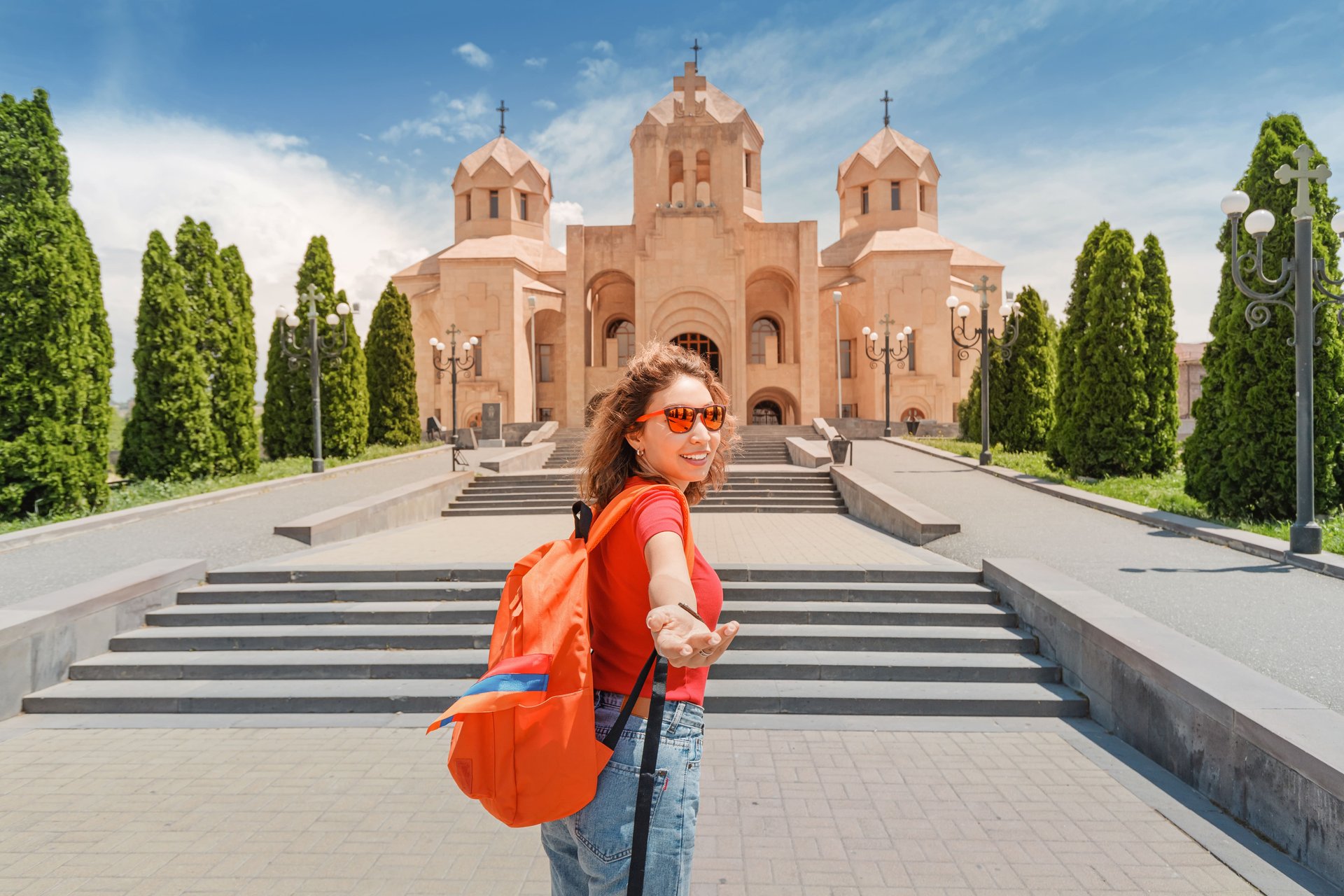 Femme devant une cathédrale à Erevan, Arménie