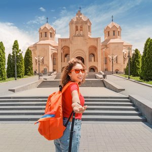 Femme devant une cathédrale à Erevan, Arménie