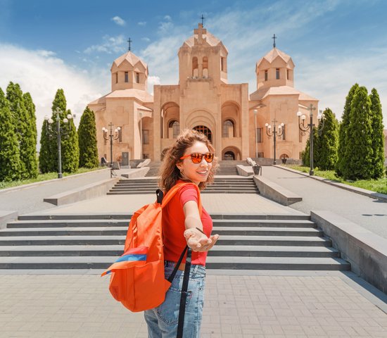 Femme devant une cathédrale à Erevan, Arménie