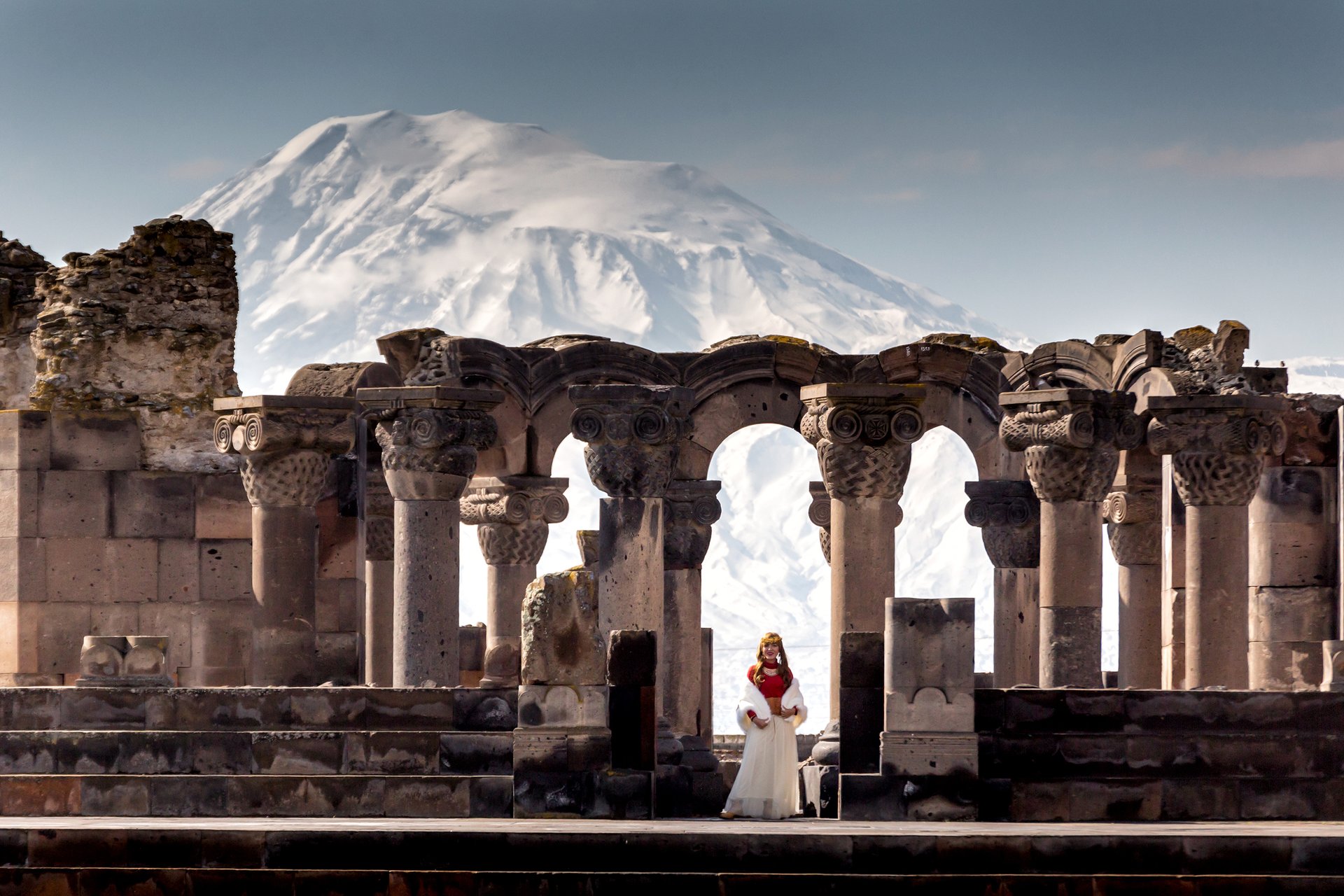 Femme devant les ruines du temple Zvartnos, Erevan, Arménie