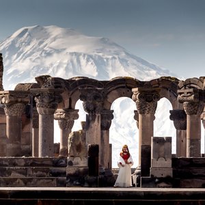 Femme devant les ruines du temple Zvartnos, Erevan, Arménie