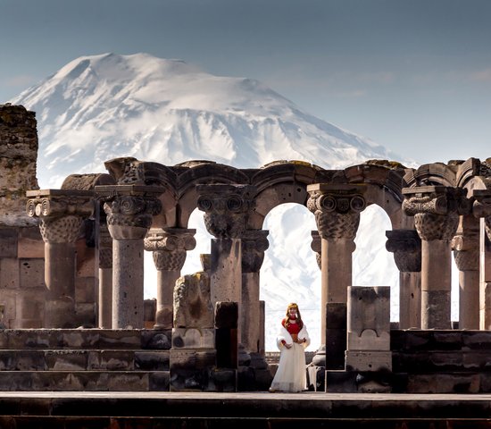 Femme devant les ruines du temple Zvartnos, Erevan, Arménie