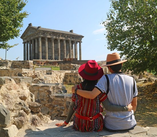 Couple devant le temple de Garni, Arménie