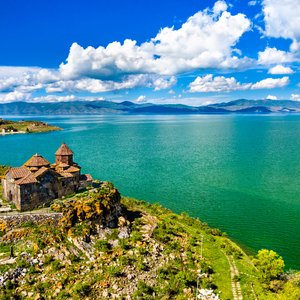 Vue aérienne du monastère Hayravank sur les rives du lac Sevan en Arménie