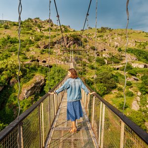 Femme sur le pont suspendu de Khndzoresk, Arménie