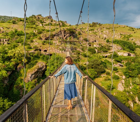 Femme sur le pont suspendu de Khndzoresk, Arménie