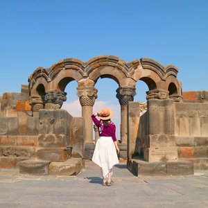 Femme devant la cathédrale Zvartnots, province d'Armavir, Arménie
