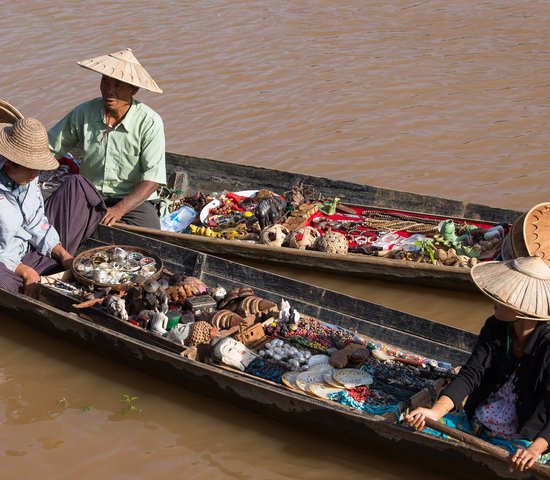 Marché flottant du Lac Inlé en Birmanie, Myanmar