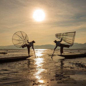 Pêcheurs sur le lac Inle en Birmanie, Myanmar