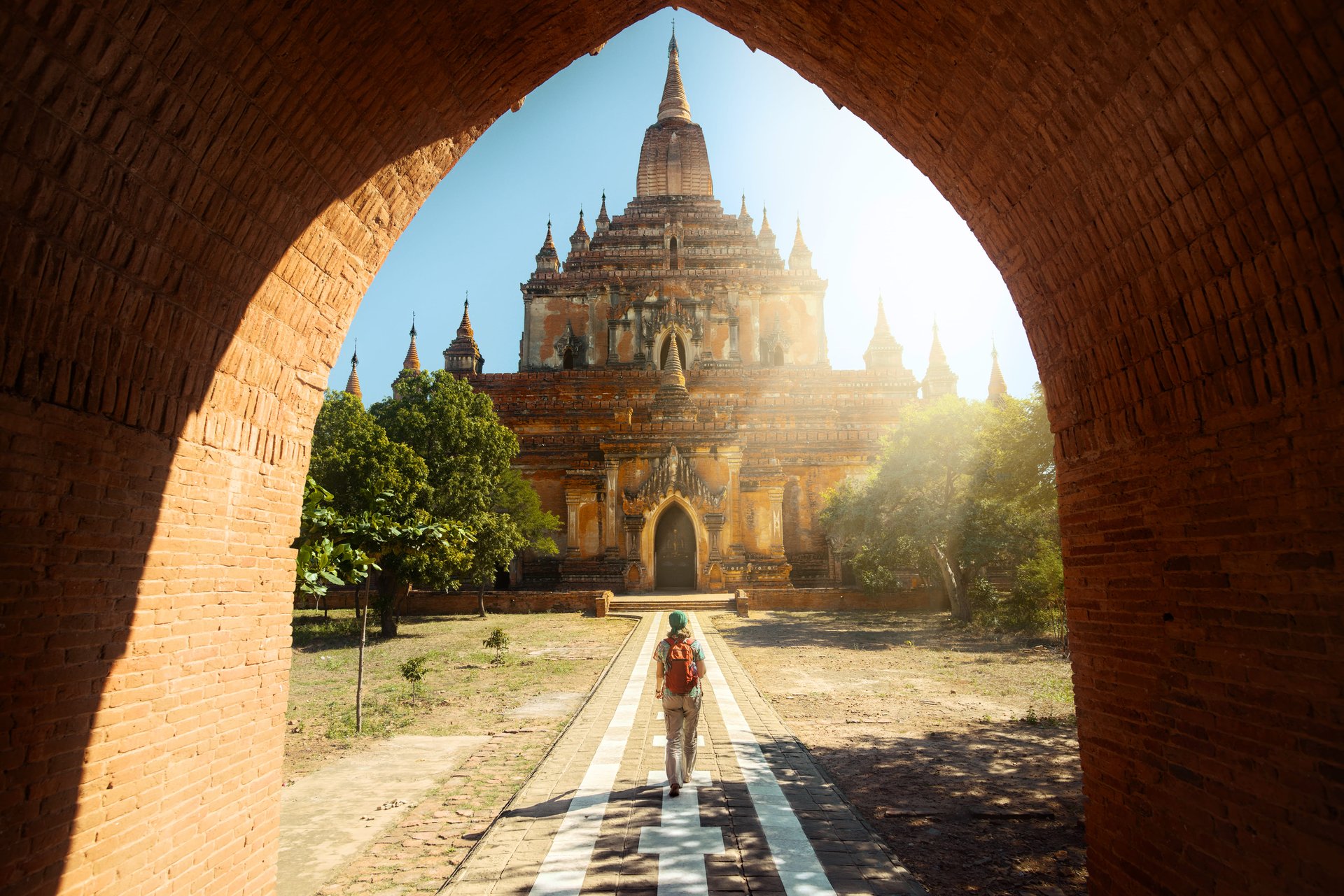 Randonneur marchant le long de la route jusqu'au temple Htilominlo à Bagan, Birmanie, Myanmar