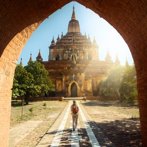 Randonneur marchant le long de la route jusqu'au temple Htilominlo à Bagan, Birmanie, Myanmar