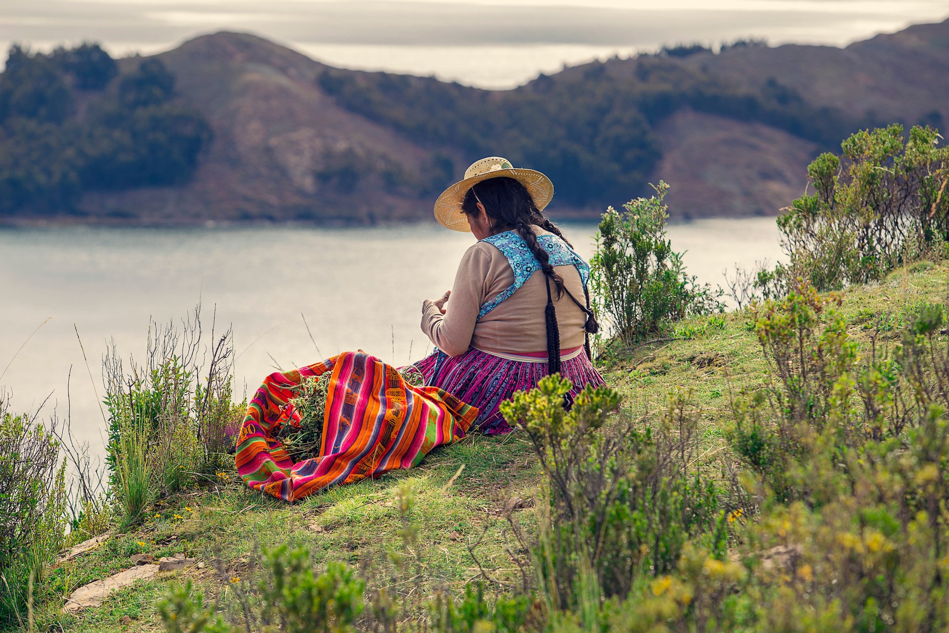 Femme bolivienne en haut d'une colline