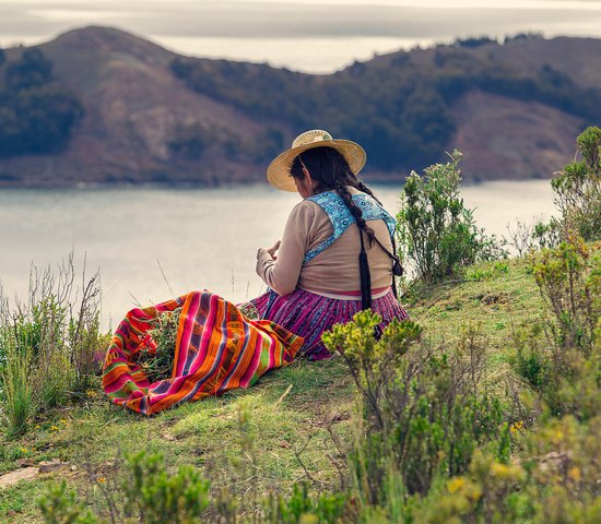 Femme bolivienne en haut d'une colline