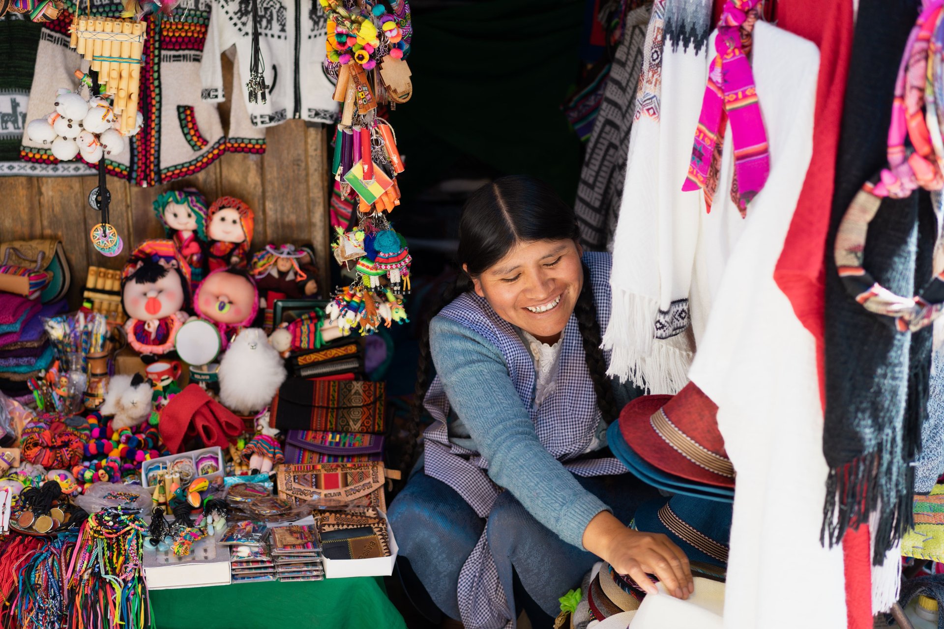 Femme latine travaillant dans un magasin de souvenirs, Bolivie