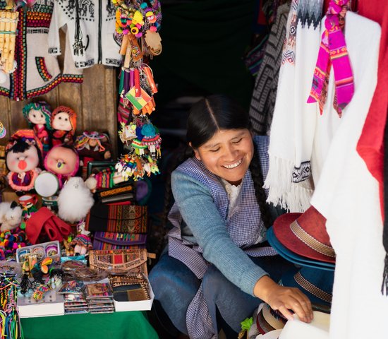 Femme latine travaillant dans un magasin de souvenirs, Bolivie