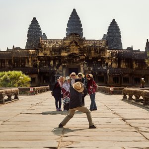 Groupe de voyageurs devant Angkor Wat, Cambodge