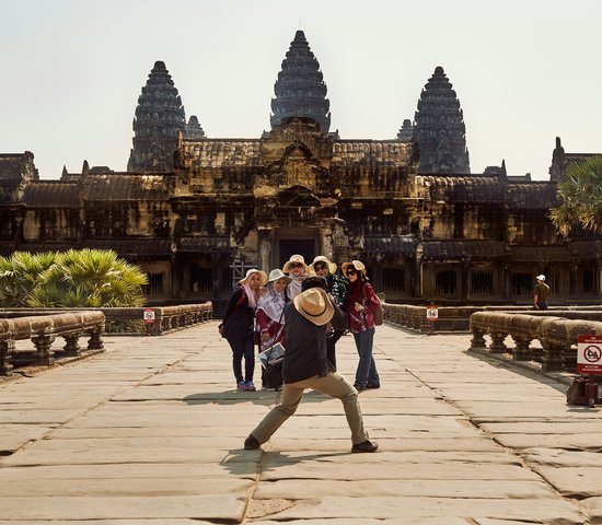Groupe de voyageurs devant Angkor Wat, Cambodge