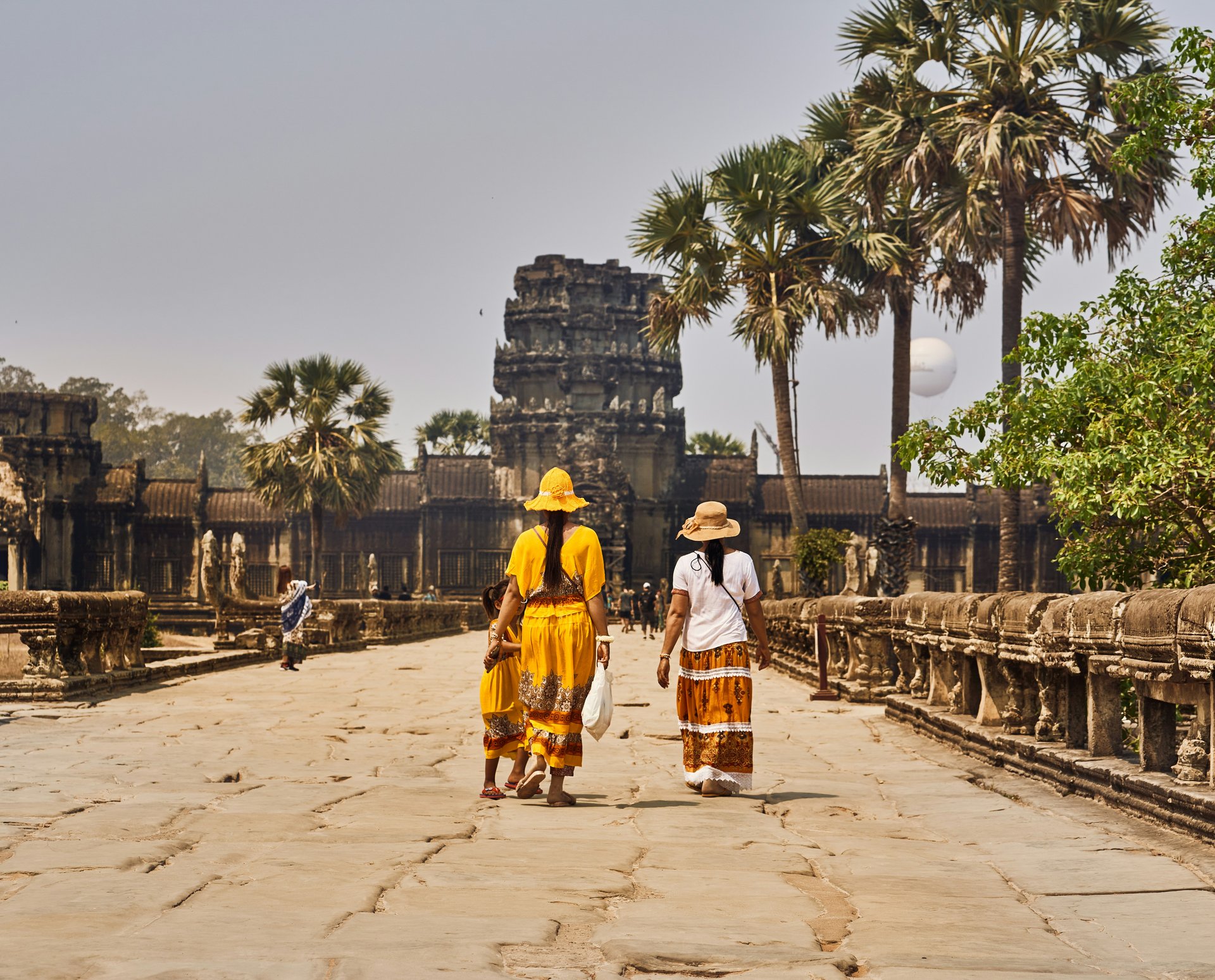 Deux femmes qui marchent devant Angkor Wat à Siem Reap, Cambodge