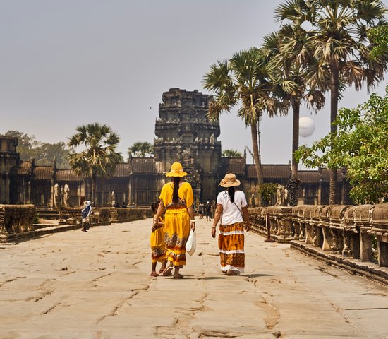 Deux femmes qui marchent devant Angkor Wat à Siem Reap, Cambodge