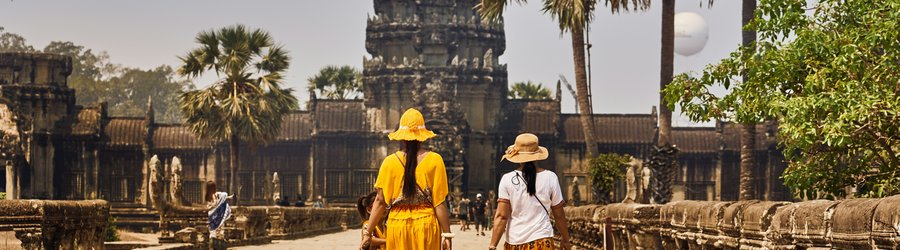 Deux femmes qui marchent devant Angkor Wat à Siem Reap, Cambodge