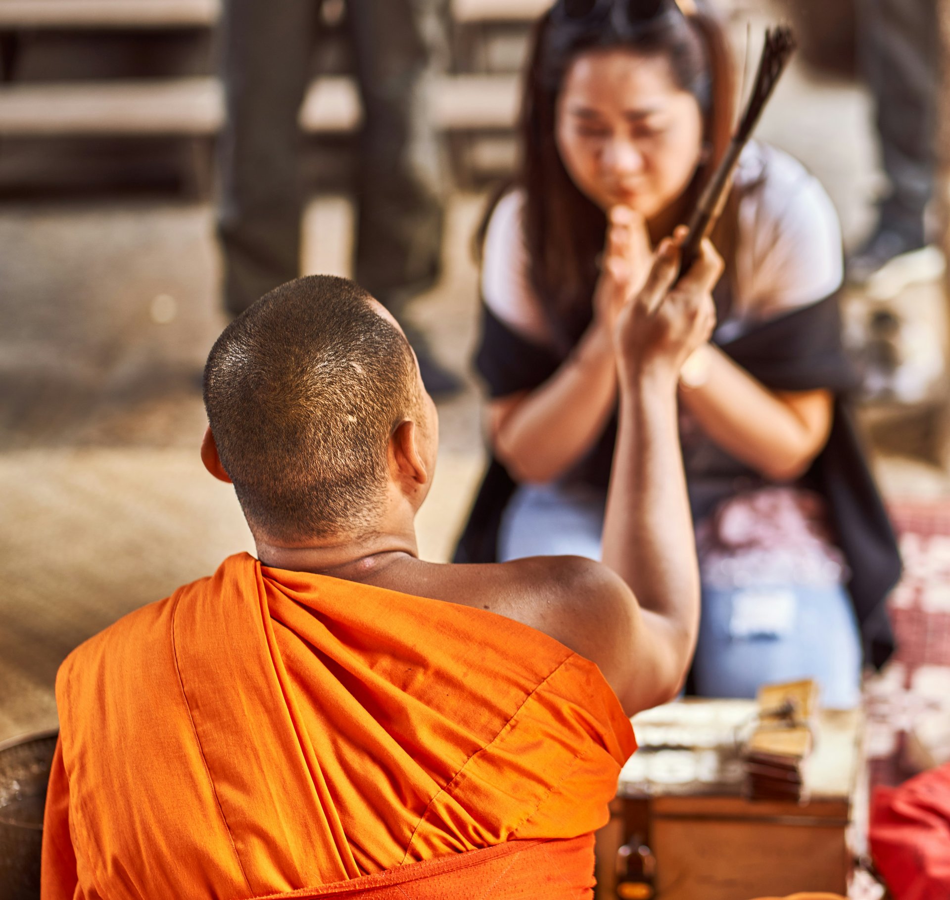 Prière dans un temple avec un bouddhiste à Siem Reap, Cambodge