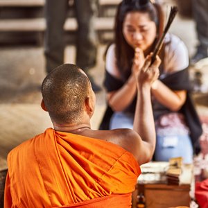 Prière dans un temple avec un bouddhiste à Siem Reap, Cambodge