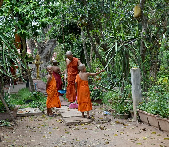 Un groupe de garçons cambodgiens en robe orange, Siem Reap, Cambodge