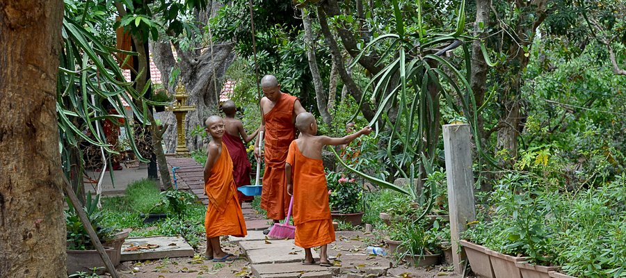 Un groupe de garçons cambodgiens en robe orange, Siem Reap, Cambodge