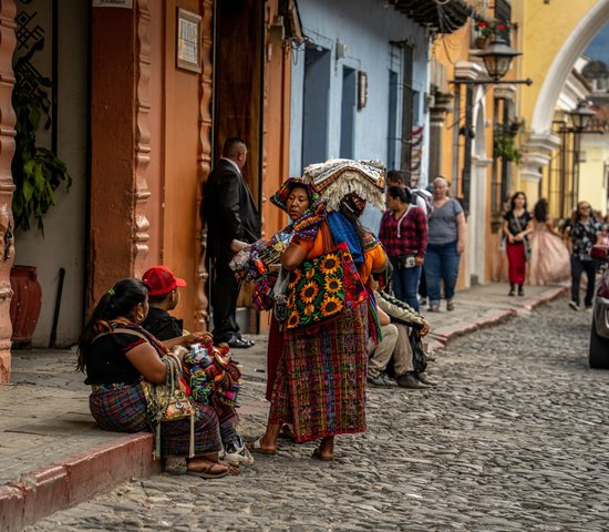 Femmes dans la rue d'Antigua au Guatemala