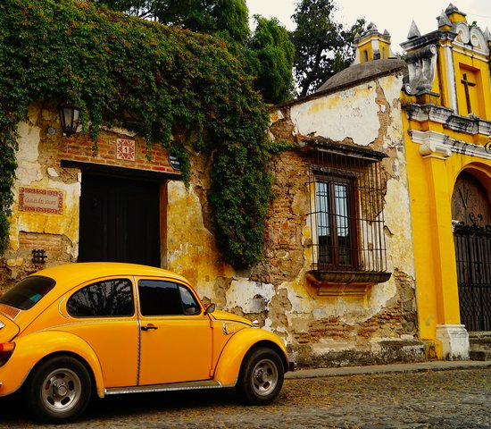 Voiture jaune dans une rue d'Antigua, Guatemala