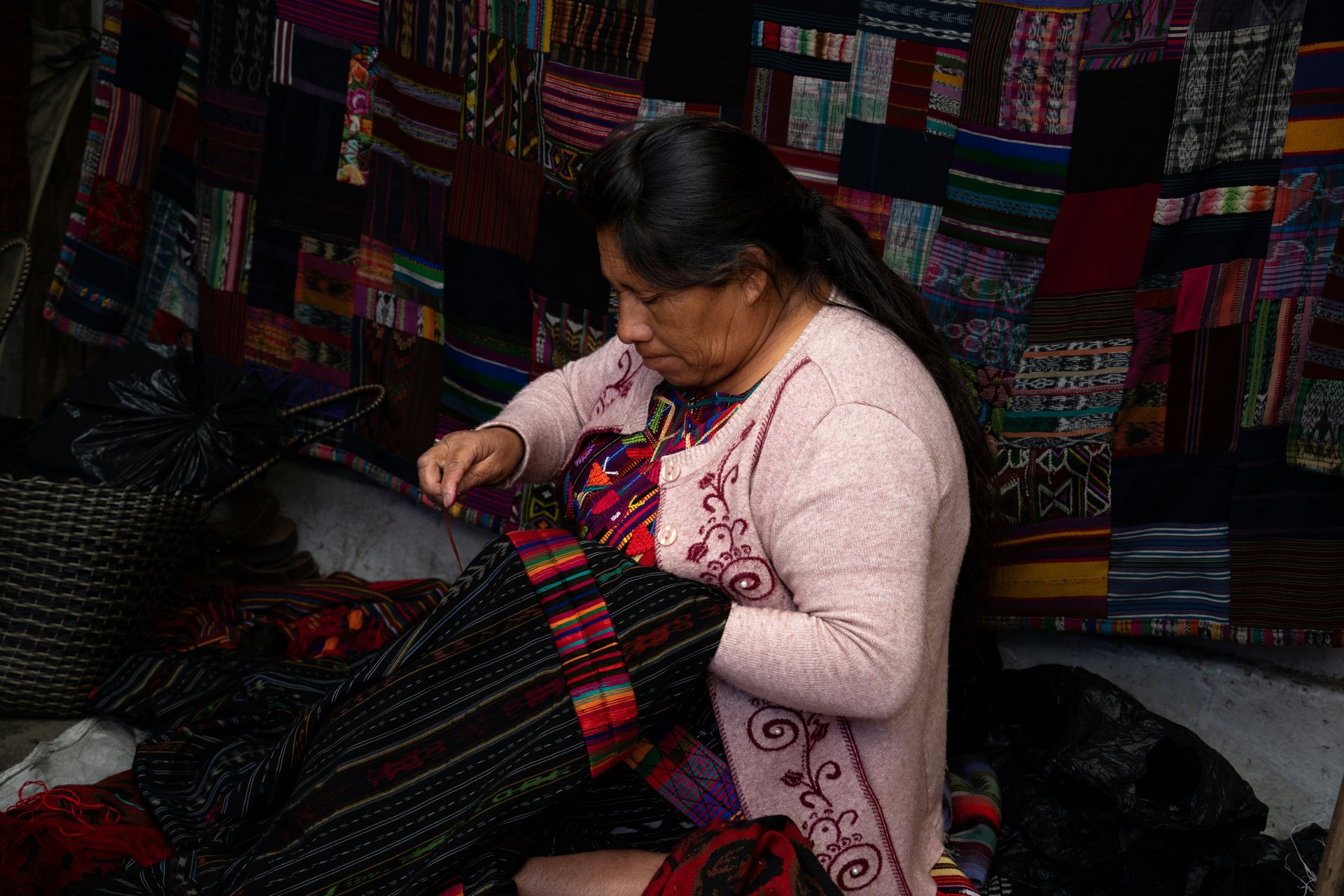 Une femme en train de faire du tissage à Chichicastenango au Guatemala