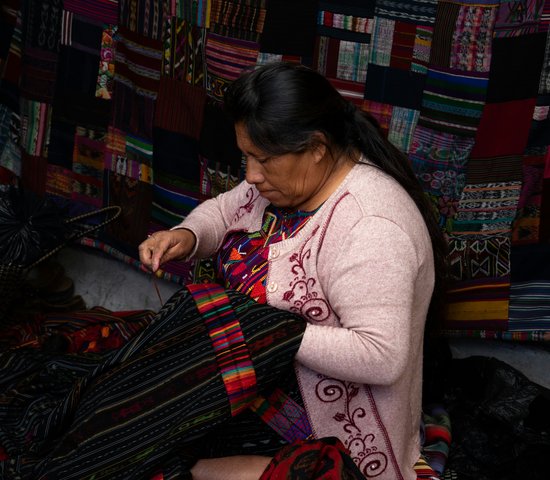 Une femme en train de faire du tissage à Chichicastenango au Guatemala