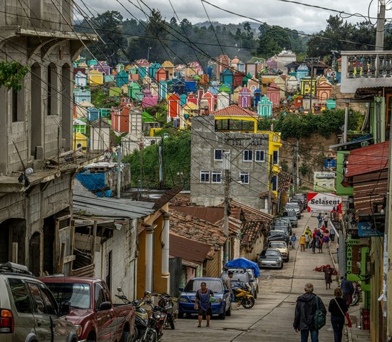 Une rue dans la ville de Chichicastenango au Guatemala