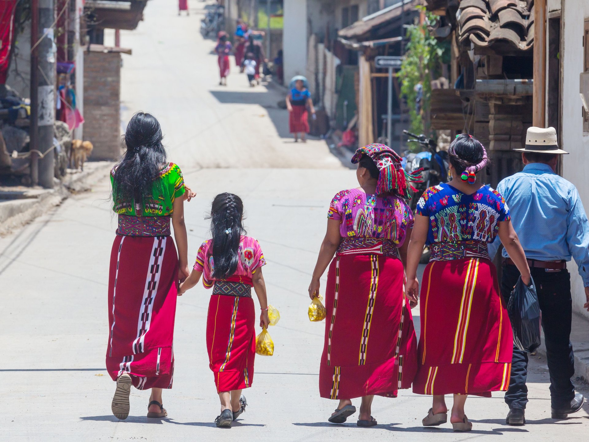 Une famille au Guatemala en train de marcher