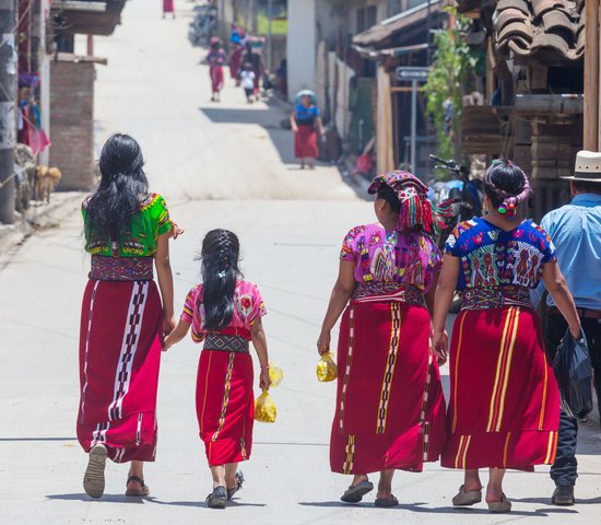 Une famille au Guatemala en train de marcher