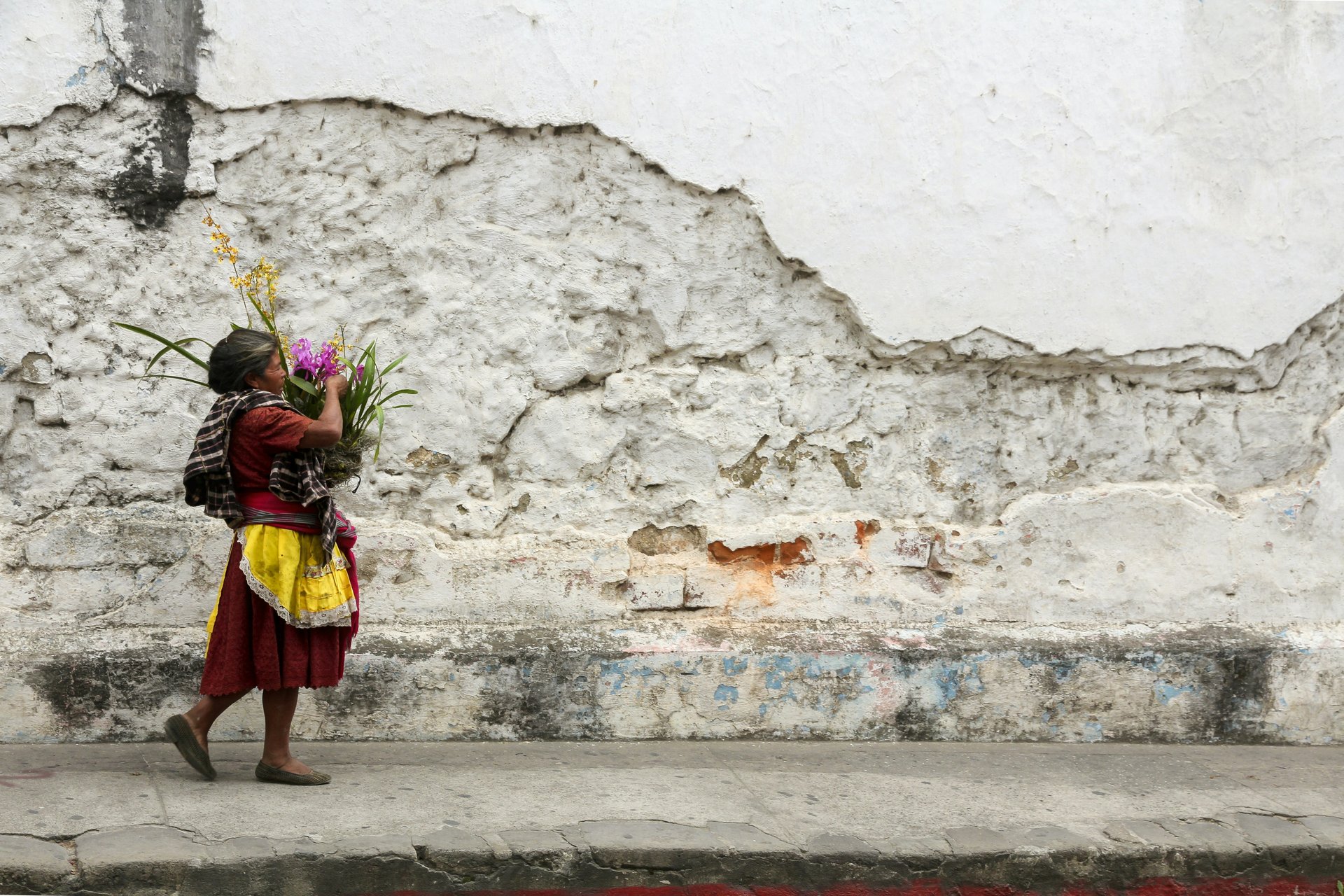 Une femme portant des fleurs au Guatemala